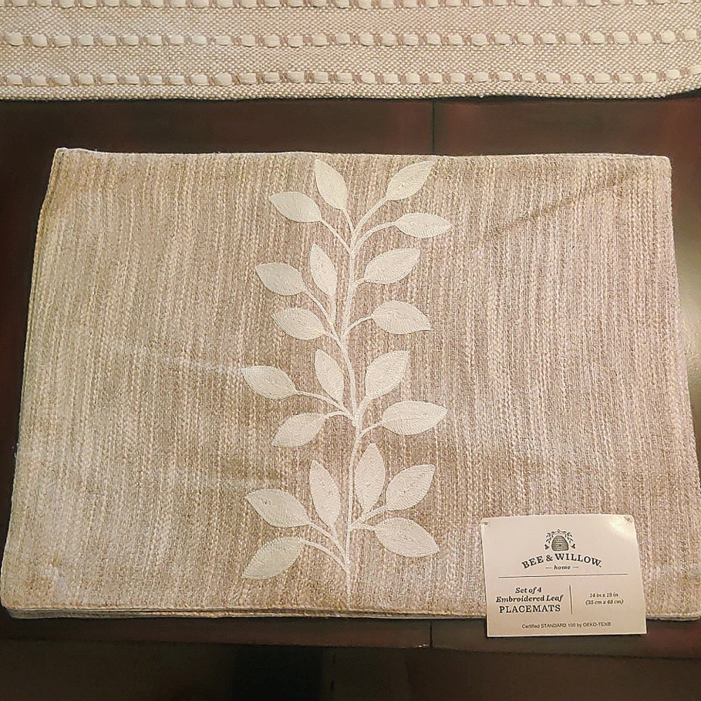 2/ 4 pack Bee & Willow placemats (8 total)